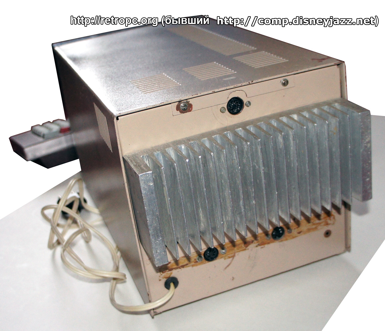 Компьютер ZX-Profi ver. 3-2 вид сзади на радиатор и выходы для звука, магнитофона и монитора.