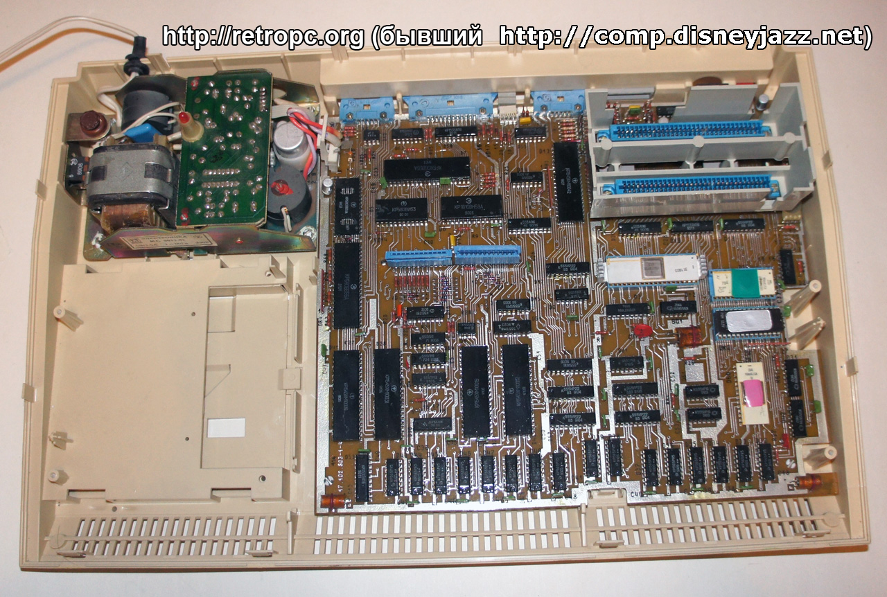 Оригинальный компьютер Электроника МС1502 вид изнутри на основную плату и блок питания