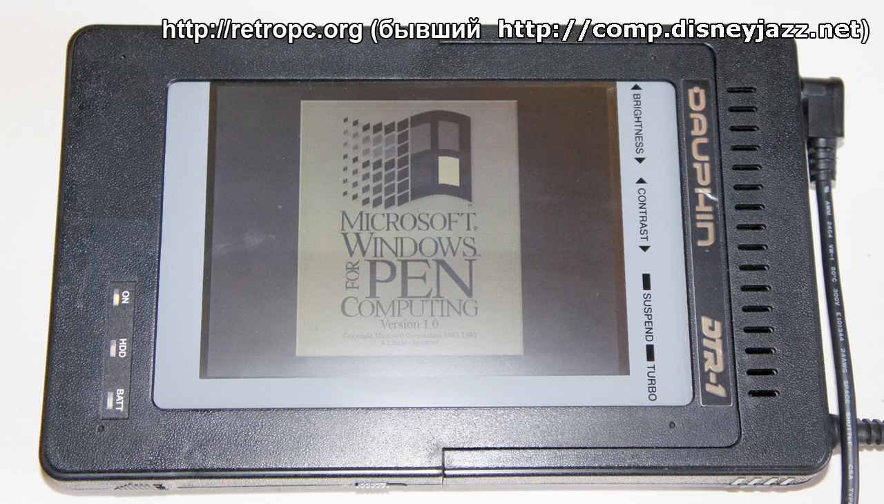 Планшетный ноутбук Dauphin DTR-1 с клавиатурой и блоком питания в рабочем состоянии (заставка виндов)
