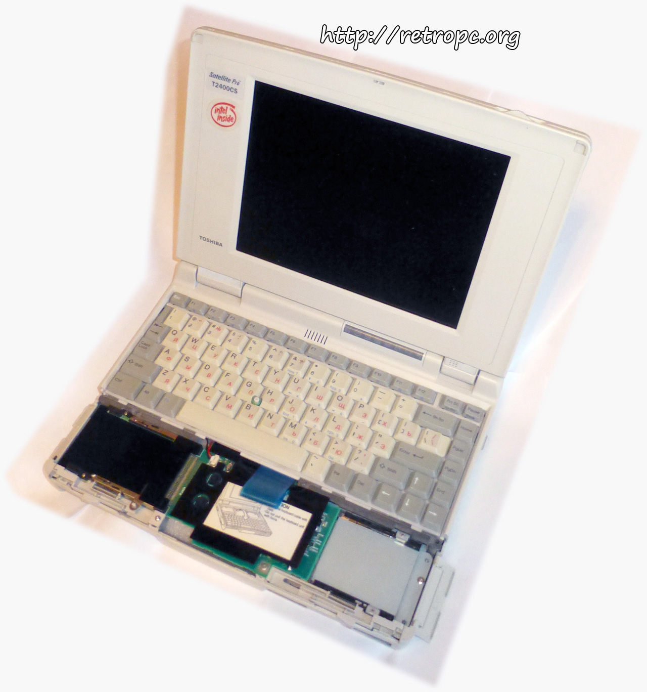 Ноутбук Toshiba Satellite Pro T2400CS-250 со снятой подложкой под руки с двумя кнопками