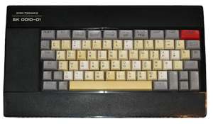 Компьютер БК 0010-01 другого завода со старой, контактной клавиатурой.