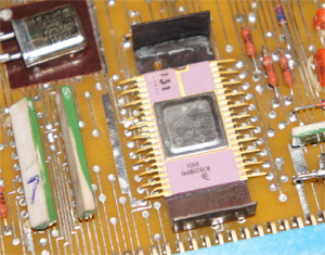 Золотой процессор в керамическом корпусе компьютера БК 0010-01