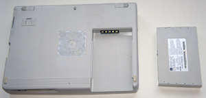 Ноутбук Toshiba Sattelite T1910 сзади, со снятым аккумулятором