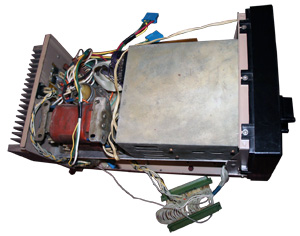 Компьютер ZX-Profi ver. 3-2 со снятой крышкой - видно блок питания и блок дисководов.