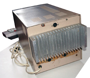 Компьютер ZX-Profi ver. 3-2 вид сзади на радиатор и выходы для звука, магнитофона и монитора.