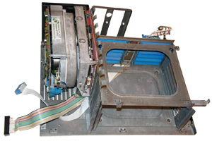 Установленная корзина, винчестер и дисковод в от Компьютере Искра 1030М