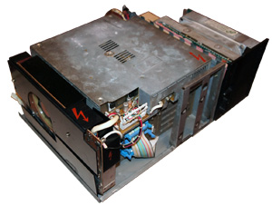 Вид изнутри Компьютера Искра 1030М с блоками питания, дисководами и корзиной другой ракурс