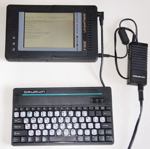Планшетный ноутбук Dauphin DTR-1 с клавиатурой и блоком питания в рабочем состоянии