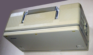 Собранный для переноски переносной компьютер Sharp PC-7000