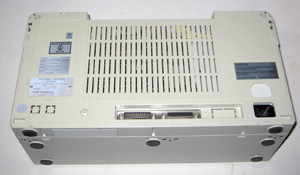 Вид сзади переносного компьютера Sharp PC-7000