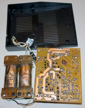 Компьютер БК 0011М вид на открытый плоский блок питания снизу