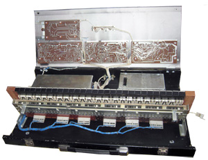 Синтезатор Электроника ЭМ-04 с поднятой крышкой передней панели и откинутой клавиатурой - вид под клавиатуру