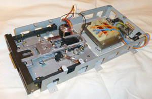 Блок дисководов Commodore C64 1541 - вид изнутри со снятым контроллером - виден мощный трансформатор блока питания