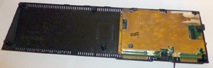 Нижняя половина корпуса компьютера Amstrad CPC 464 с платой компьютера в экране.