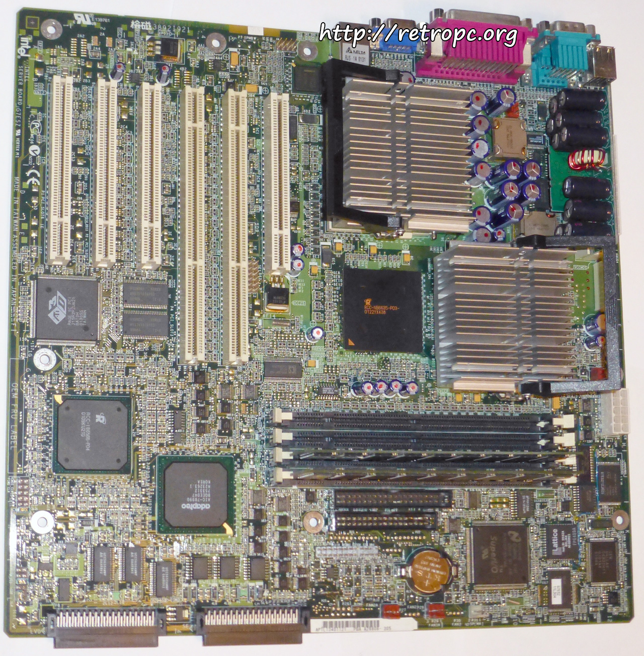 Серверная двухпроцессорная мать Intel Server Board G7ESZ + 2xPentium 3 800 Socket 370 + 2x512 Mb Registered ОЗУ (рябит видимость, замена шнуров и переходник на DVI не помог)