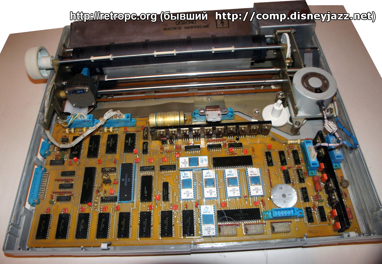 Принтер Электроника МС6313 вид изнутри на центральную плату и механизм