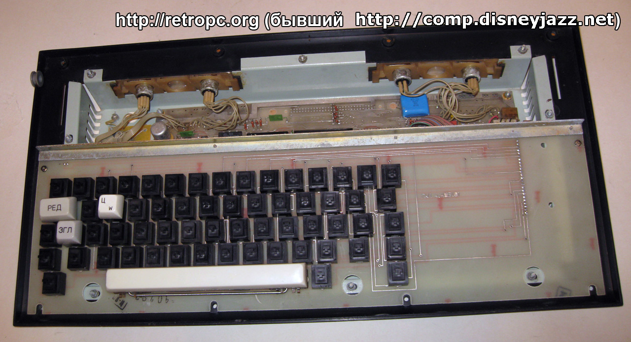 Компьютер Бытовой Эльбрус вид на полусобранную клавиатуру