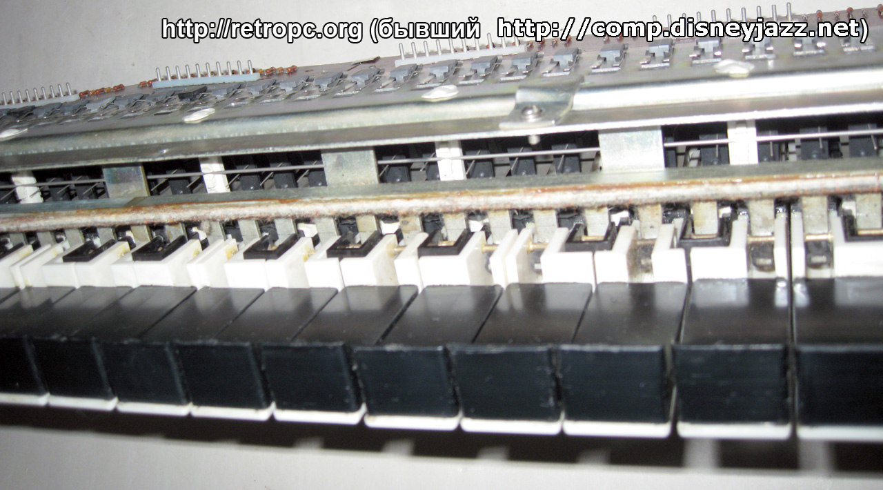 Синтезатор Электроника ЭМ-04 - блок клавиатуры вид сперези на замыкающий контакт