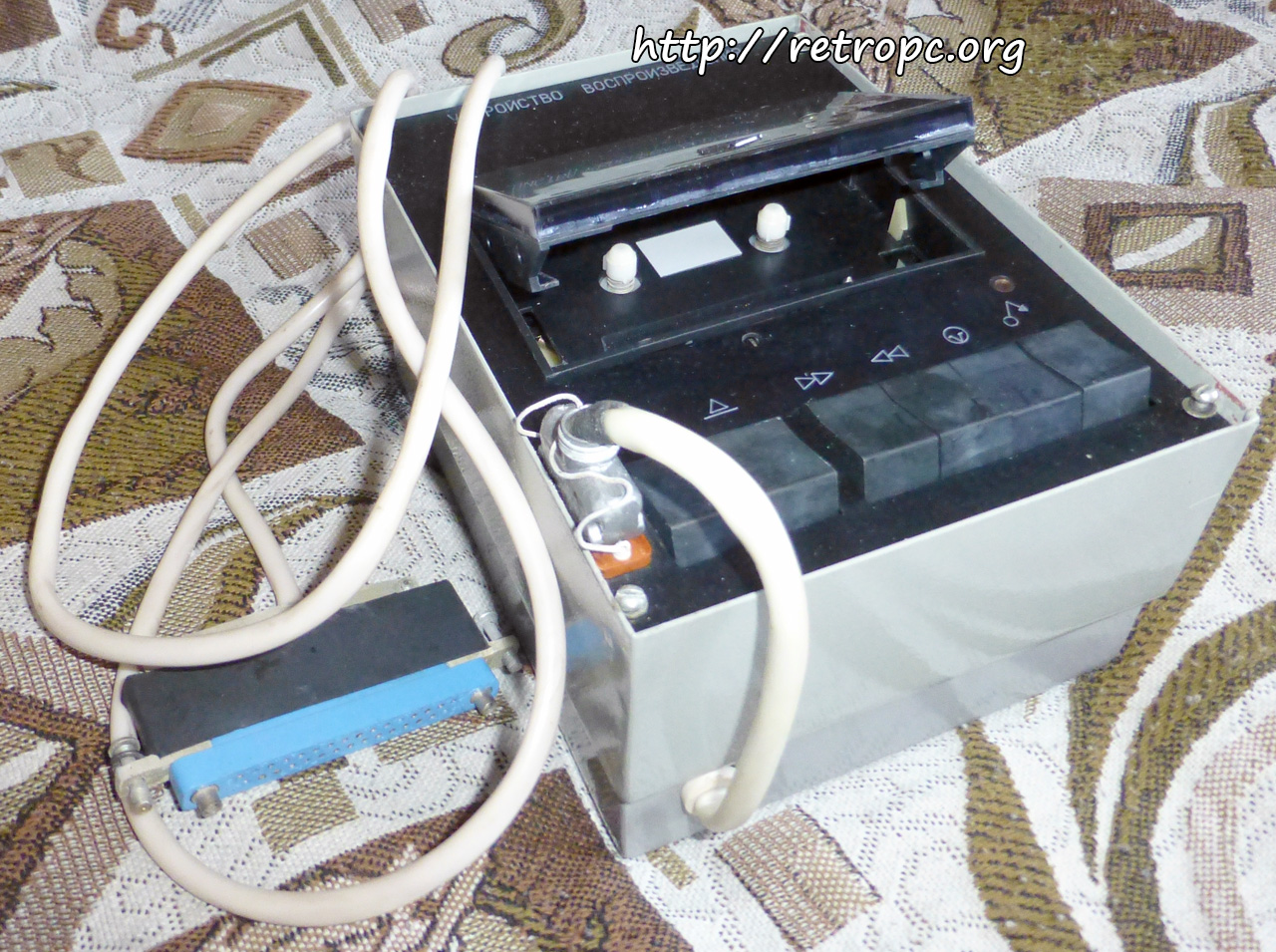 Устройство воспроизведения МОЛ-601 с открытой крышкой кассетоприёмника