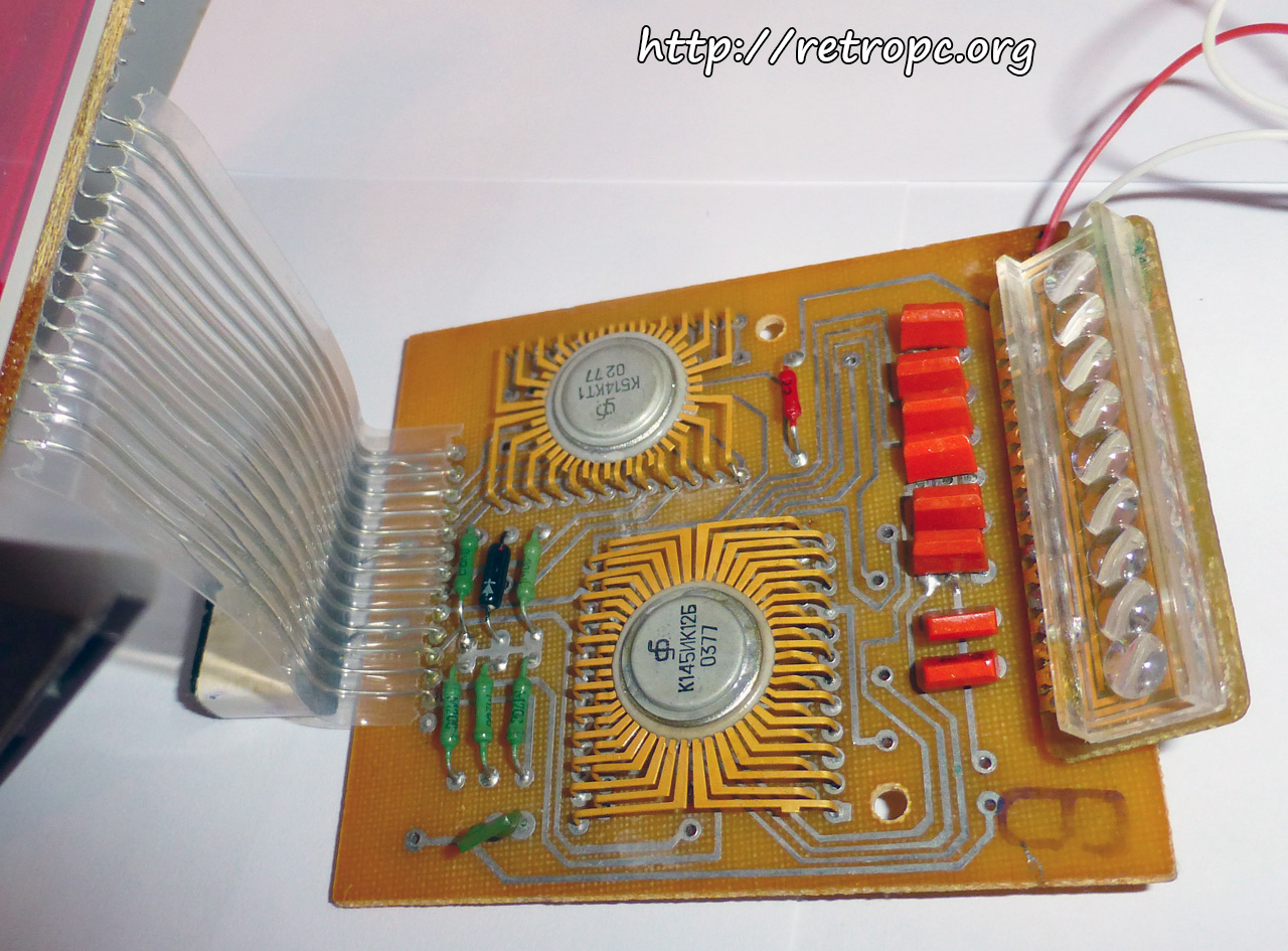 Калькулятор Электроника Б3-24 - вид на комплект золотых микросхем К514КТ1 и К145ИК12Б
