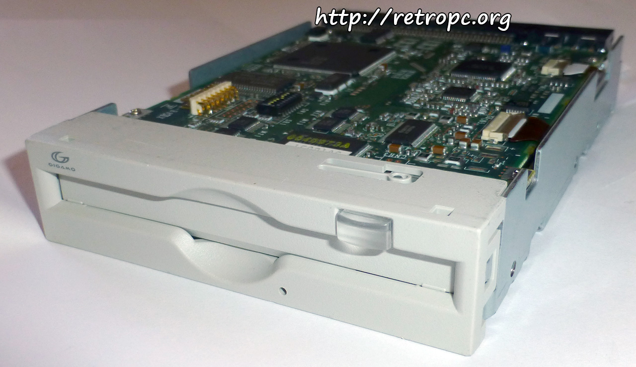 Дисковод магнитооптических дисков Fujitsu MCE3130SS GigaMO 1.3 GB общий вид