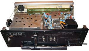 Philips Laboratories AH 673 (AM FM радио тюнер) вид изнутри снизу