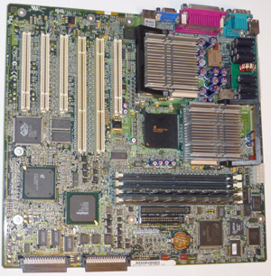 Серверная двухпроцессорная мать Intel Server Board G7ESZ + 2xPentium 3 800 Socket 370 + 2x512 Mb Registered ОЗУ (рябит видимость, замена шнуров и переходник на DVI не помог)