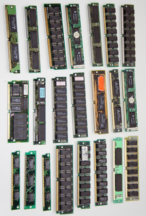 Набор разнообразных планок памяти типа SIMM на 30 и 72 pin