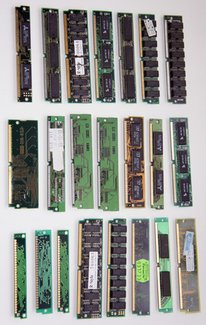 Тот же набор разнообразных планок памяти типа SIMM на 30 и 72 pin, но с обратной стороны