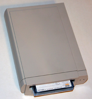 Стриммер (Ленточная библиотека) BackPack 800TD вид со вставленной кассетой