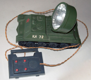 Электрический военный Вездеход с прожектором КН 72 с проводным пультом управления (обод на прожекторе не склеен). Пластмассовый