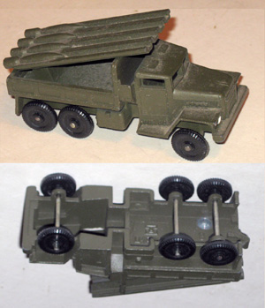 Маленькая металлическая советская игрушка Установка залпового огня Катюша.
