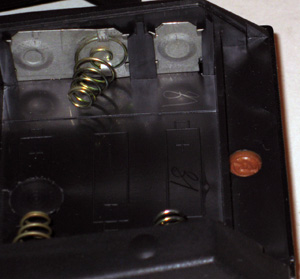 Калькулятор Электроника МК 61 вид на печать и открытый батарейный отсек
