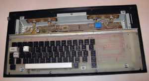 Компьютер Бытовой Эльбрус вид на полусобранную клавиатуру