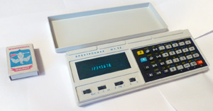 Калькулятор Электроника МК 52 белый в рабочем состоянии