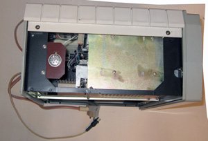 Компьютер Агат 9 вид сбоку со сятой крышкой
