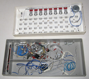 Радиоконструктор Р-2 - вид внутренности, оборотную сторону монтажной платы и набор радиодеталей