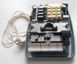 Электро-механическая вычислительная машина (арифмометр) Быстрица-2 изнутри вид 1