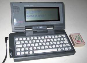Микрокомпьютер Atari Portfolio в рабочем состоянии