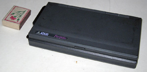Микрокомпьютер Atari Portfolio в закрытом виде