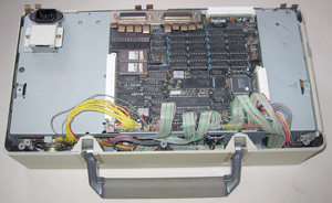 Вид сзади переносного компьютера Sharp PC-7000 без задней крышки с установленной материнской платой