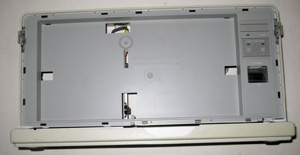 Передняя часть корпуса от переносного компьютера Sharp PC-7000 с отреставрированным фрагментом