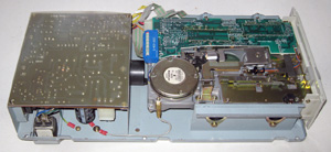 Основная станина от переносного компьютера Sharp PC-7000 с установленным блоком питания и дисководом