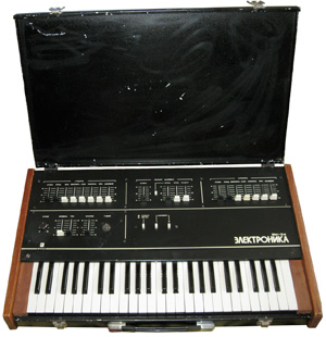 Синтезатор Электроника ЭМ-04 с открытой крышкой