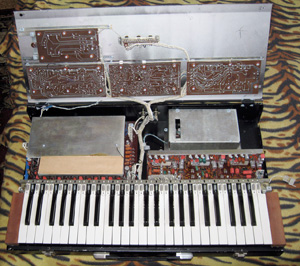 Синтезатор Электроника ЭМ-04 с поднятой крышкой передней панели - вид на внутренности