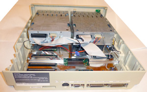 Amstrad PC1640DD - основной блок со снятой верхней крышкой - вид сзади