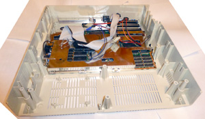 Amstrad PC1640DD - основной блок со снятой верхней крышкой - вид на плату в металлическом экране