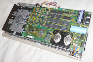 Блок дисководов Commodore C64 1541 - вид изнутри на контроллер