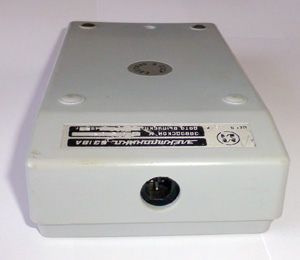Калькулятор Электроника Б3-18А - вид снизу и на разъём питания.