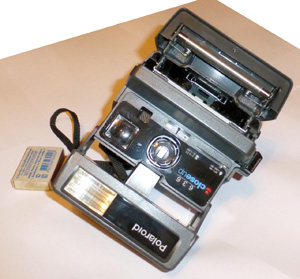 Фотоаппарат Polaroid 636 в открытом виде и с открытым отделением под кассеты